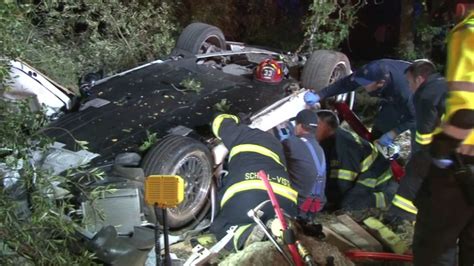 1 killed, 1 seriously hurt after car crashes into tree